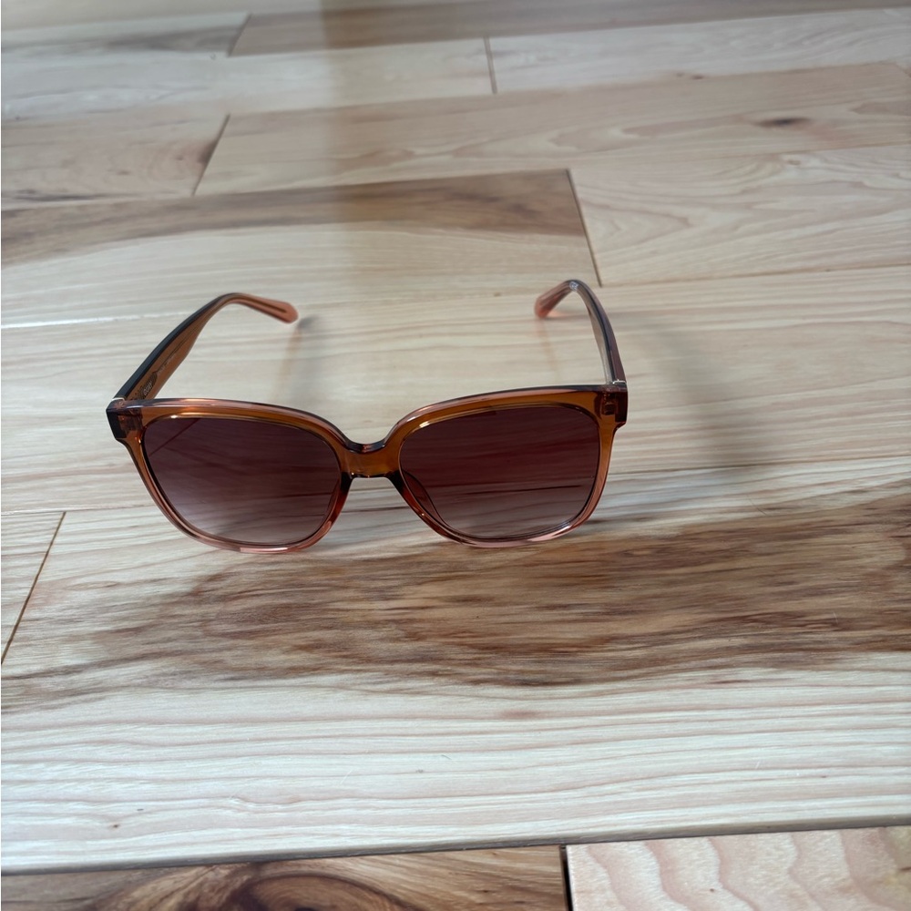Quay Wide Awake Sunglasses - Picture 5 of 6